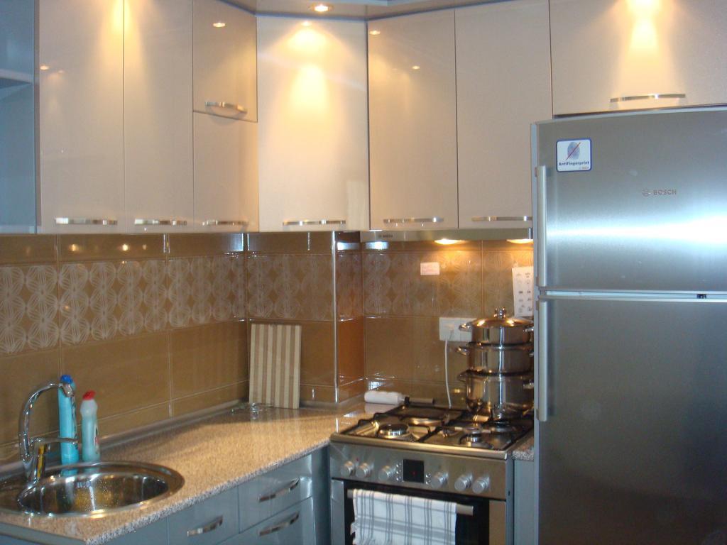 Nino Apartment On Pirosmani Batumi Rum bild