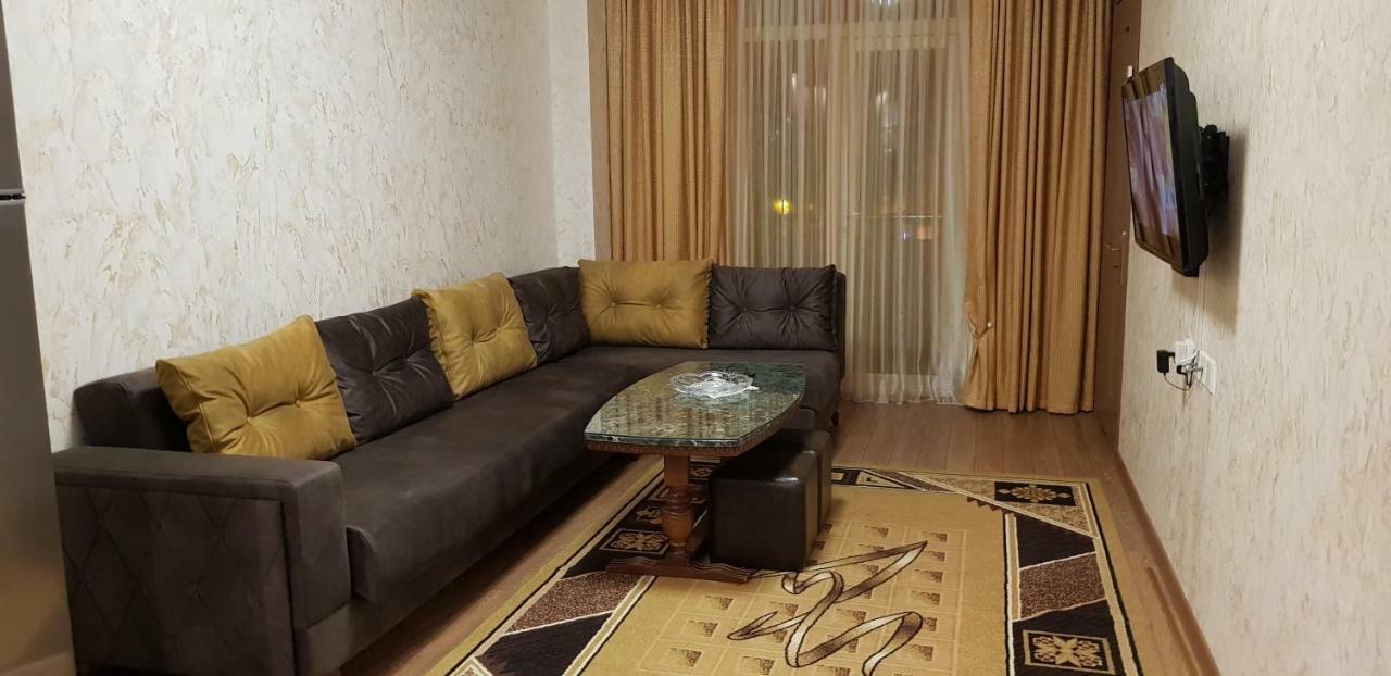 Nino Apartment On Pirosmani Batumi Exteriör bild